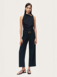 Aksesuar Detaylı Dik Yaka Bluz