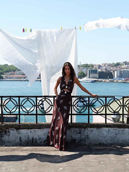 Pencere ve Aksesuar Detaylı Maxi Elbise