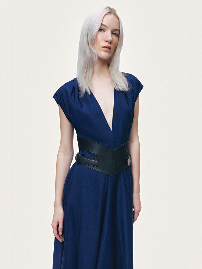 Nocturne V Yaka Kemer Detaylı Midi Elbise