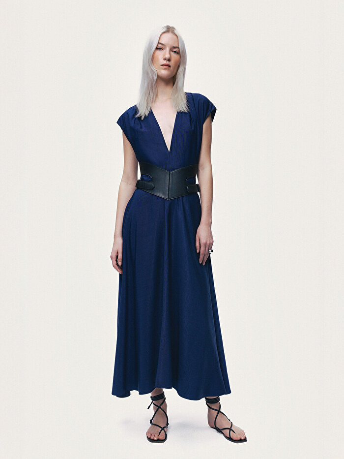 Nocturne V Yaka Kemer Detaylı Midi Elbise