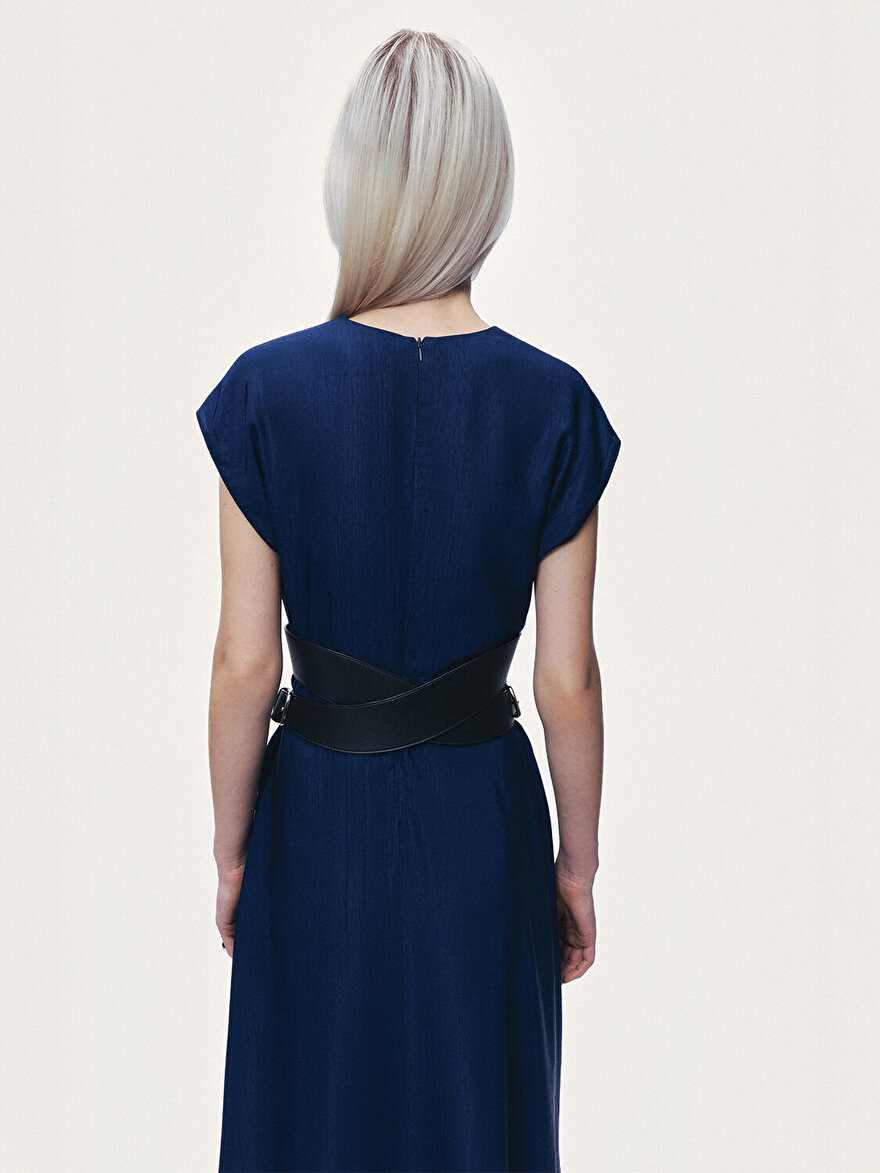 Nocturne V Yaka Kemer Detaylı Midi Elbise