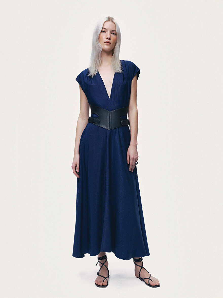 Nocturne V Yaka Kemer Detaylı Midi Elbise